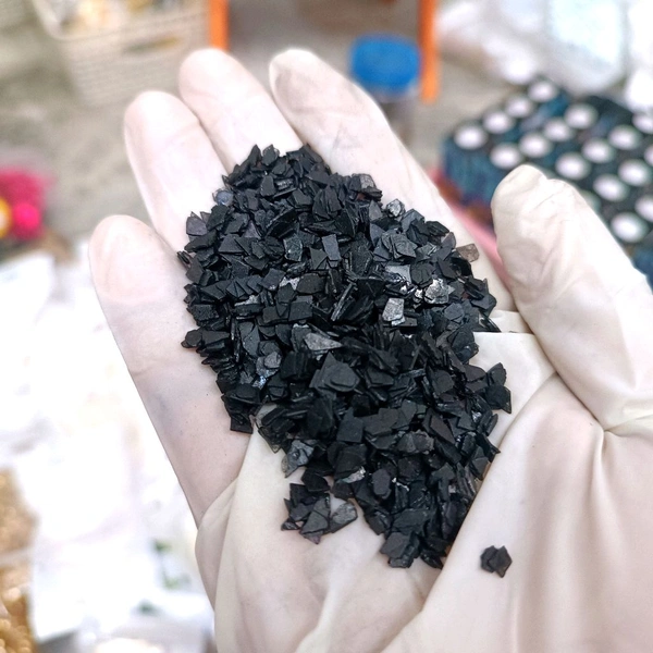 Black Glass Chips 50 Grms 