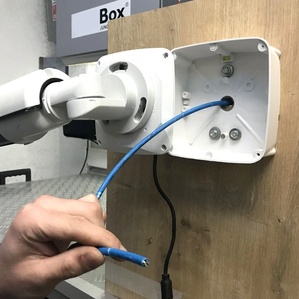 9032 Camera Mounting Box Used For Storing Camera Firly Without Having Any Damage.