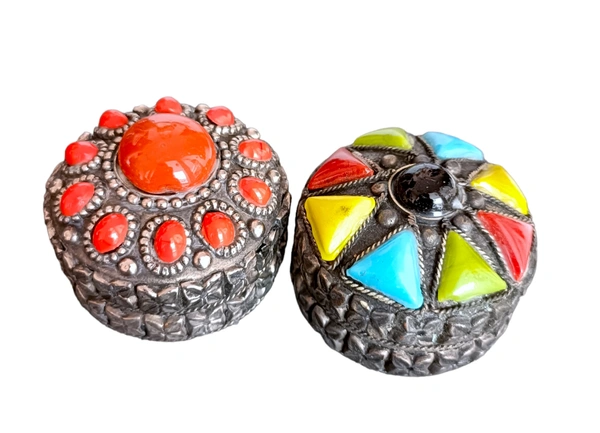Colourful Stones Metalic Finish Brass Multipurpose Storage Box - Silver, 4.5 cms Diameter