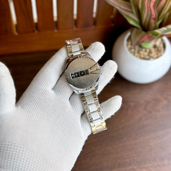 New Unique High Quality Analog Quartz Movement Watch With High Quality Strap Best finishing Body & Case - SRD1