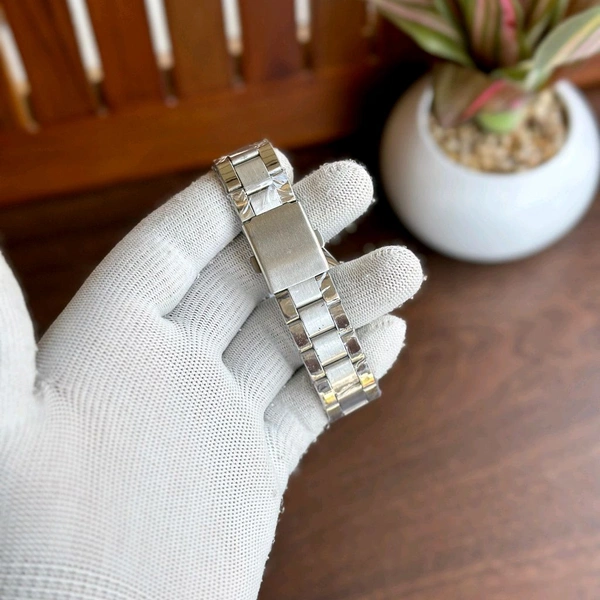 New Unique High Quality Analog Quartz Movement Watch With High Quality Strap Best finishing Body & Case - SRD1