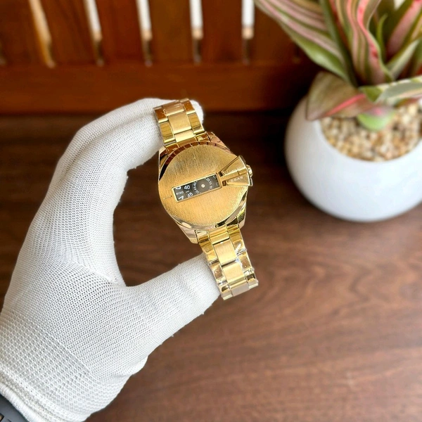 New Unique High Quality Analog Quartz Movement Watch With High Quality Strap Best finishing Body & Case