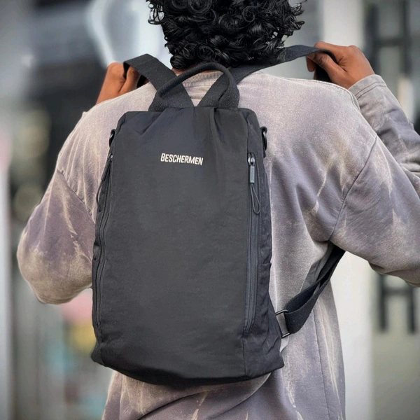 Minimalist Urban Backpack | Lightweight & Water-Resistant | Hidden Side Zipper | Unisex Design – BESCHERMEN - Black