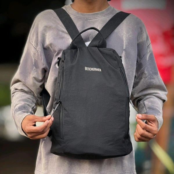 Minimalist Urban Backpack | Lightweight & Water-Resistant | Hidden Side Zipper | Unisex Design – BESCHERMEN - Black