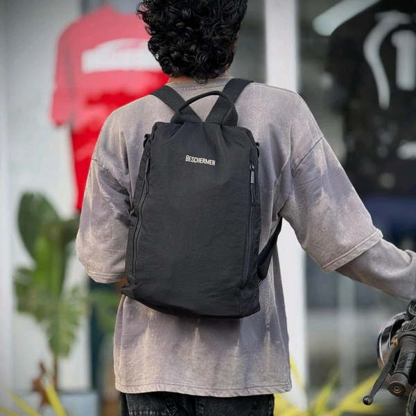 Minimalist Urban Backpack | Lightweight & Water-Resistant | Hidden Side Zipper | Unisex Design – BESCHERMEN - Black