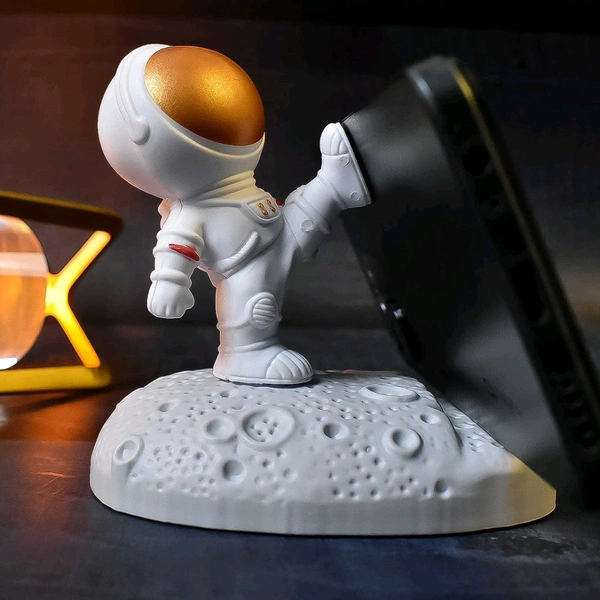 Mobile Holder Astronaut Phone Stand Planet Creative Fun 3D Design Spaceman Phone Holder for Car Dashboard Statue Desktop Ornaments Kicking Leg Status