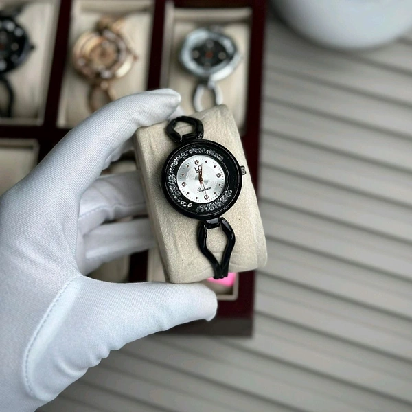 LG Gold Budget Analog Quartz Watch โ Premium Style at a Budget Price - Black