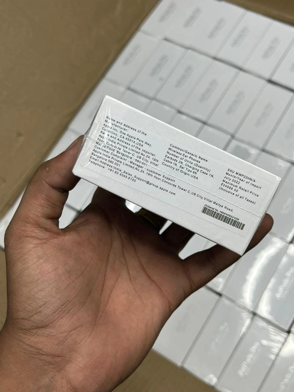 *Apple AIRPODS Pro* - White