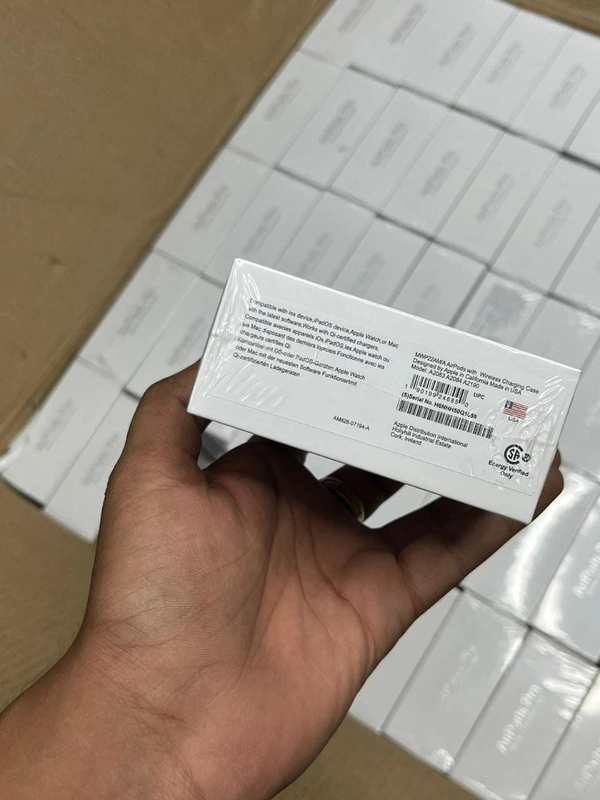 *Apple AIRPODS Pro* - White