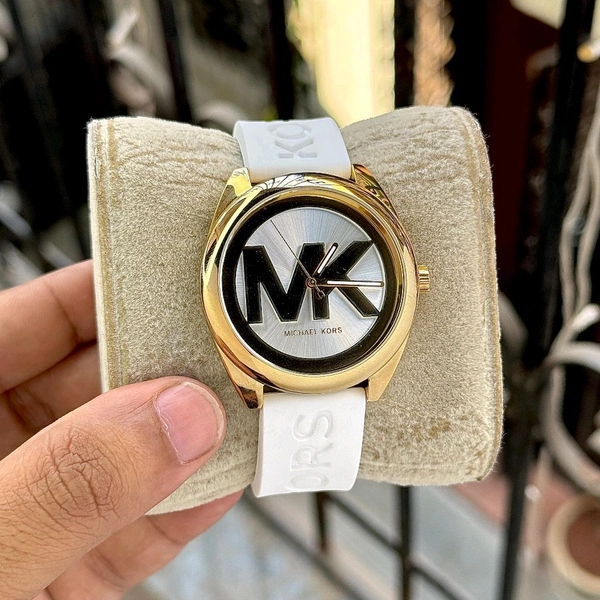 MICHAEL KORS JANELLE β FIERCE. BOLD. ICONIC - Red