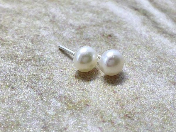 5 Layers Pearl And Green Aveza Stone Mala - 20 Inches, White, 4 MM