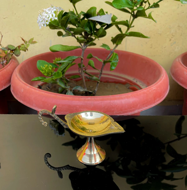 VIKRAM METAL Brass Single Aarti Diya with Detachable Handle - 4.5*2 INCH, GOLDEN