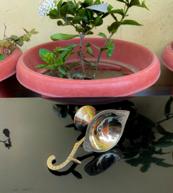 VIKRAM METAL Brass Single Aarti Diya with Detachable Handle - 4.5*2 INCH, GOLDEN