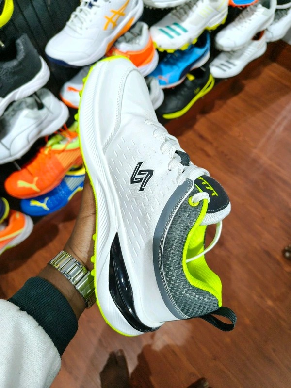 7T7T Cricket Shoes RUBBER SPIKE - 8, White