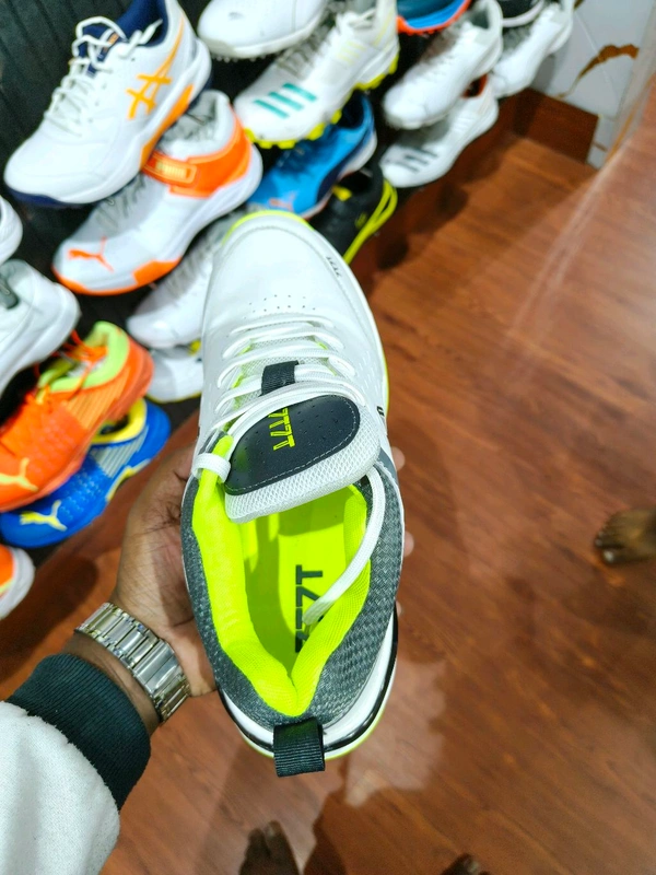 7T7T Cricket Shoes RUBBER SPIKE - 8, White