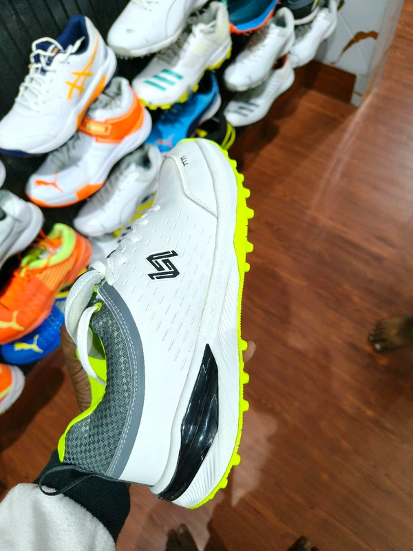 7T7T Cricket Shoes RUBBER SPIKE - 8, White