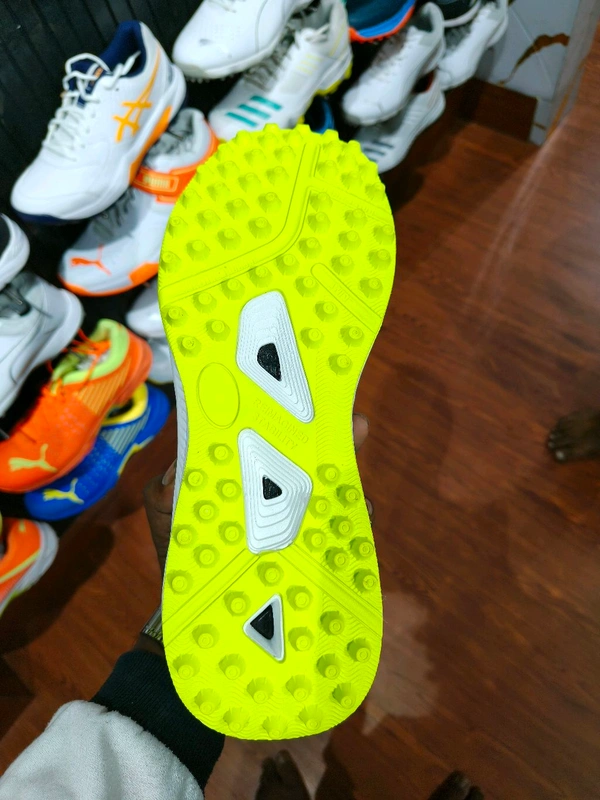 7T7T Cricket Shoes RUBBER SPIKE - 8, White