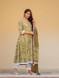 Beautiful 🥰 Outfit In Three Piece Suit - L, Soil