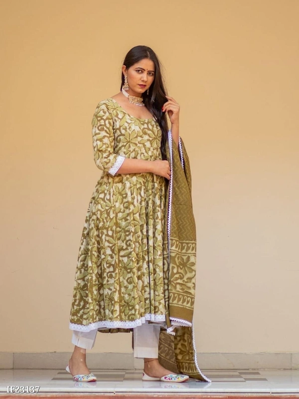 Beautiful 🥰 Outfit In Three Piece Suit - L, Soil