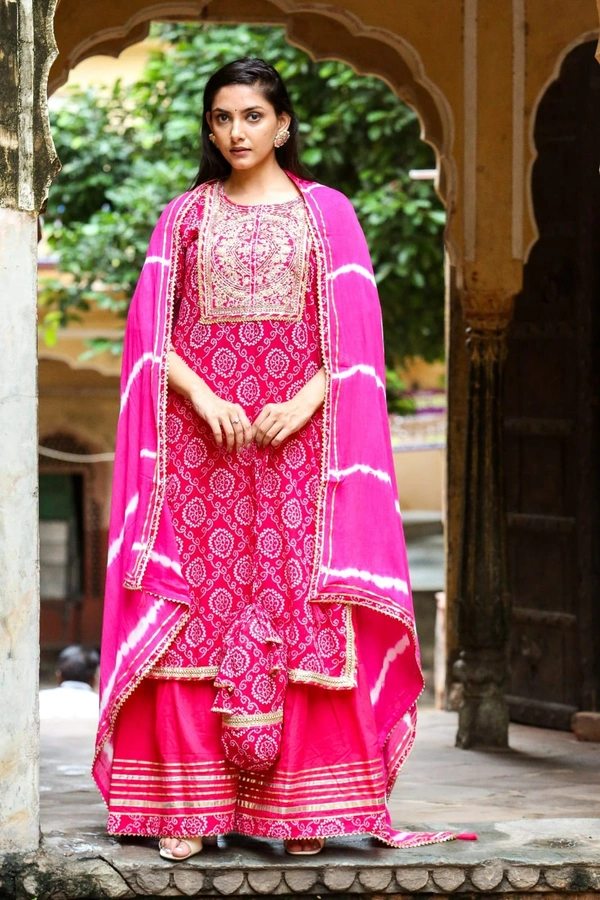 Celebrate the elegance of ethnic attire in this bandhani printed cotton kurti - M, Pink
