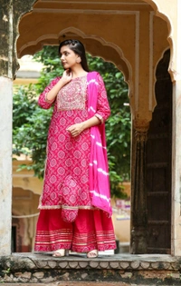 Celebrate the elegance of ethnic attire in this bandhani printed cotton kurti - M, Pink
