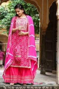 Celebrate the elegance of ethnic attire in this bandhani printed cotton kurti - M, Pink
