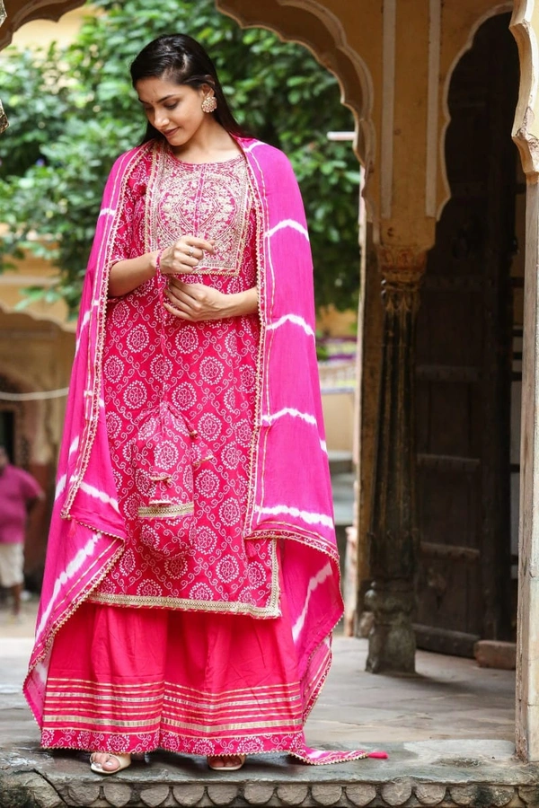Celebrate the elegance of ethnic attire in this bandhani printed cotton kurti - M, Pink