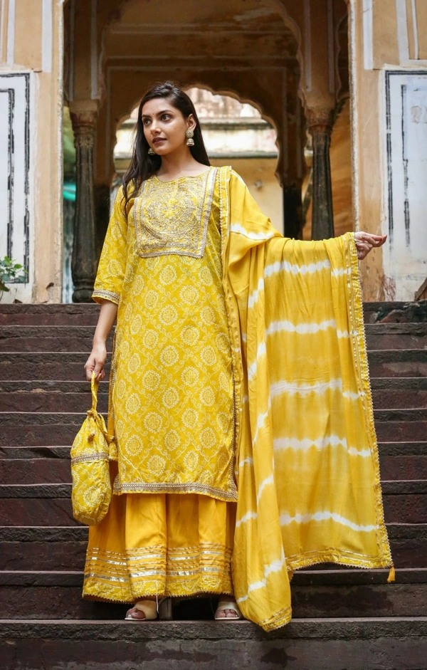 Celebrate the elegance of ethnic attire in this bandhani printed cotton kurti - M, Yellow