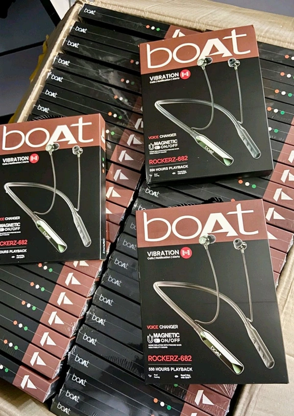Boat Rockerz 682 Magnetic On Off Voice Changer Vibration Nackband 550 Hours