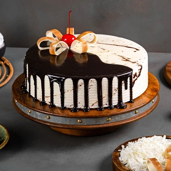 Chocolate Vanilla Half & Half Cake - 500 Gm