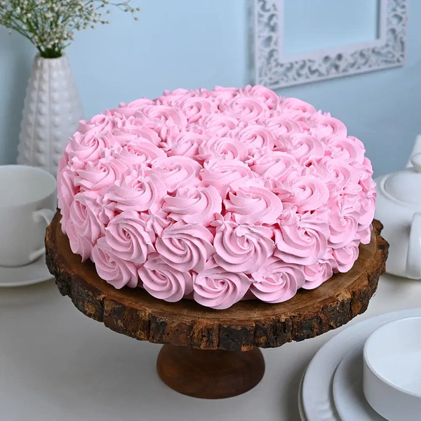 Strawberry Frosted Cream Cake - 1.5 Kg