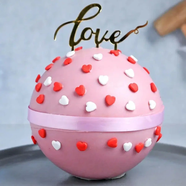Red Velvet Pinata Cake - 850 Gm