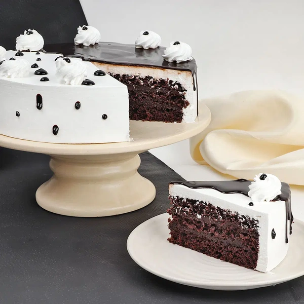 Choco Vanilla Whipped Cream Cake - 1 Kg
