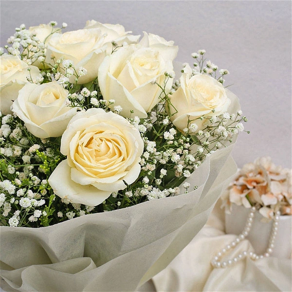 12 White Roses Bouquet