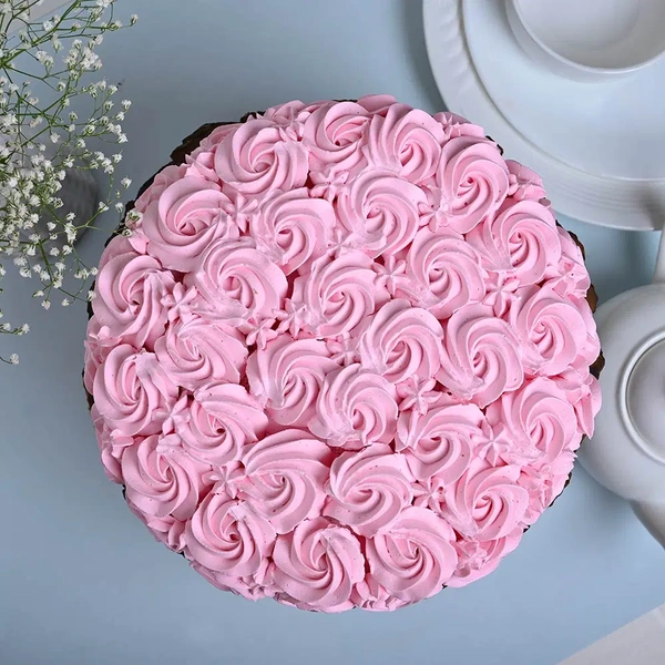 Strawberry Frosted Cream Cake - 1.5 Kg