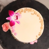 Floral Butterscotch Crunch Drip Cake - 1 Kg