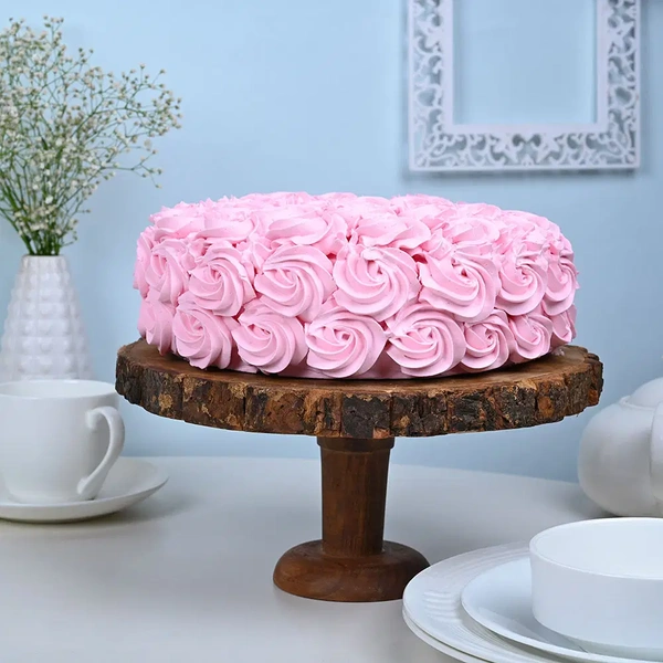 Strawberry Frosted Cream Cake - 1.5 Kg
