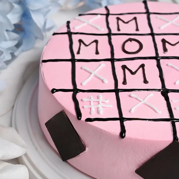 Strawberry Tic Tac Toe Cake - 500 Gm