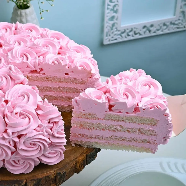 Strawberry Frosted Cream Cake - 1.5 Kg