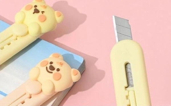 Kawaii Cha Cha Bear Peach Mini Pocket Friendly Travel Portable Retractable Art Craft Paper Box Parcel Cutter Opener Unpacking Tool Metal Blade Small Utility Keychain Clip Knife