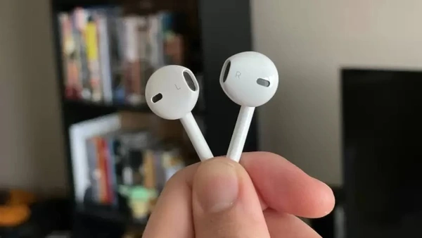 Earphone Compatible All Smart Phone & Android Device Wired Headset Wired Headset  (White, In the Ear)