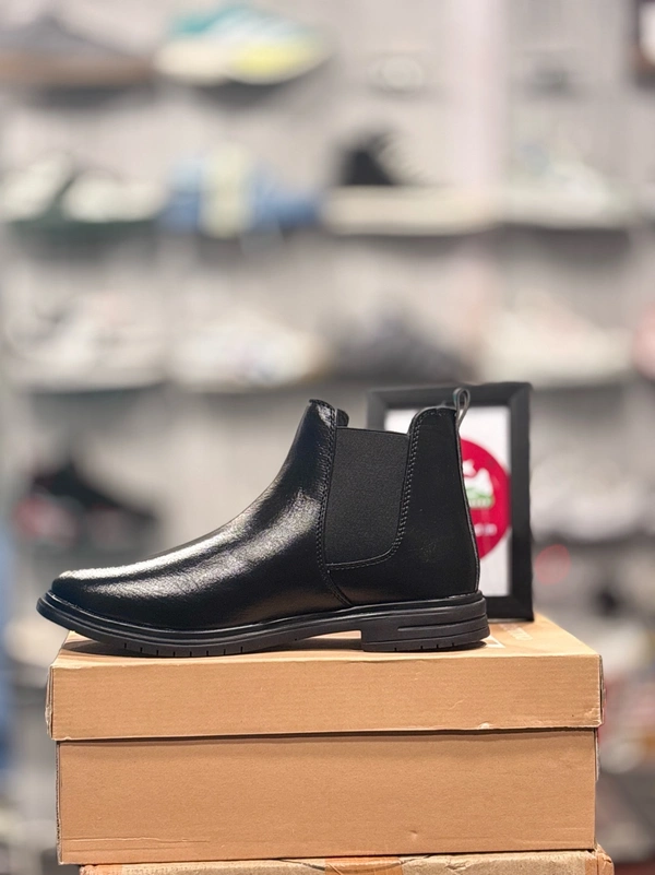 Chelsea Black- Lethear - 41(7)