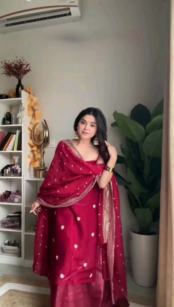 DSS 5854 KD
 New Satin  JIMI CHOO Kurta Plazo Set
Work  thread with Sequnce 


 - 3XL-46