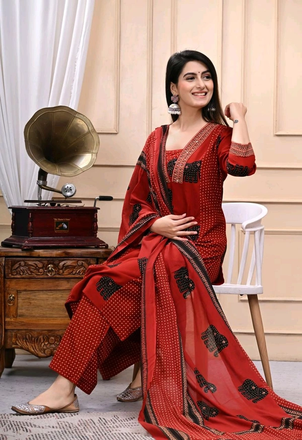 LCW 5700  Name: Women Fashionable Printed Hand Work  Cotton Rayon Kurti With Malmal Dupatta and Pant Set  - 2XL-44