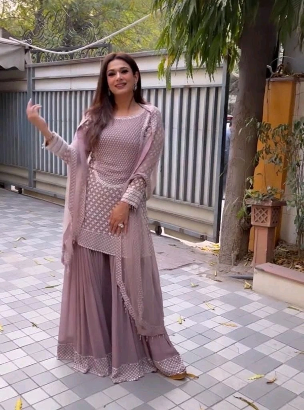 DSS 5701 BEAUTIFUL FOX GEORGETTE  SARARRA
SOFT NET  EMBROIDERY DUBAL SIQUNCE WORK - XL-42