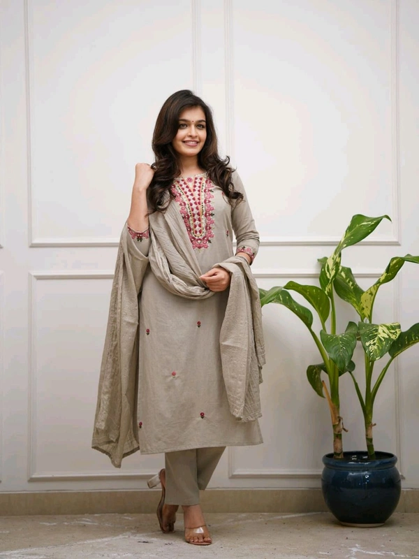 LCW 5835 New launch Pure Cotton Kurti Pant And Malmal Dupatta Set With Colourful Embroidery Work  - Gray, 2XL-4