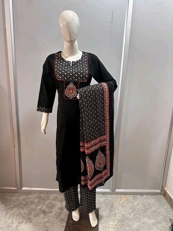 SF5 5846 New Style: cotton printed straight Kurta with Cotton Pant  & Malmal Dupatta Work:  hand work - Black, XL-42