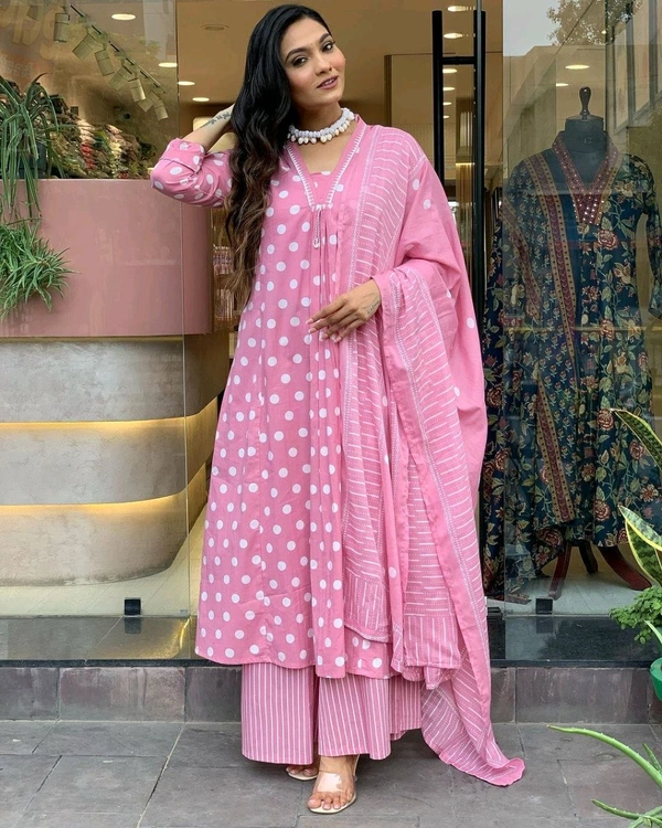 SF3  5492 New lonch Designer three piece*V* *Neck* *Yoke* Mughal block kurti pant dupatta set in *Premium fine block Mul cotton* whit digital print  - 3XL-46