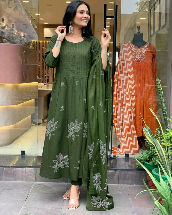 SF3  5519  Latest launch a pintex Pure Cotton Set discharge print kurti with pant and mulmul printed dupatta - Green, L-40