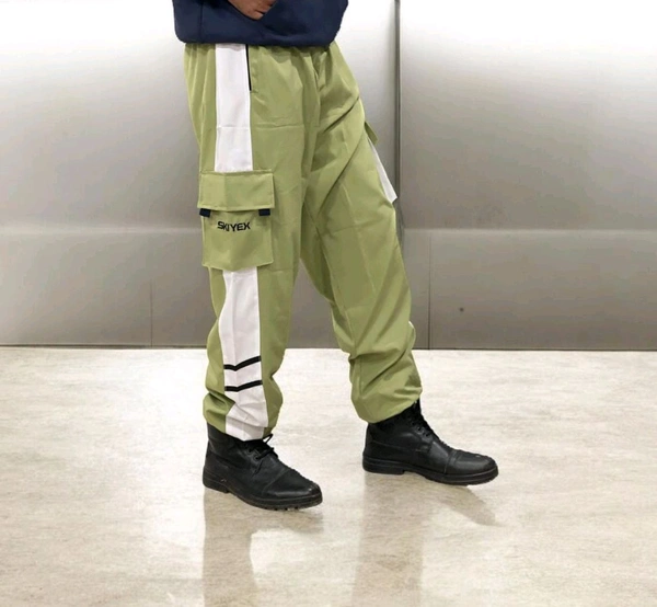 The Parachute Baggy Lower pants are a versatile and practical choice for casual wear - Xl